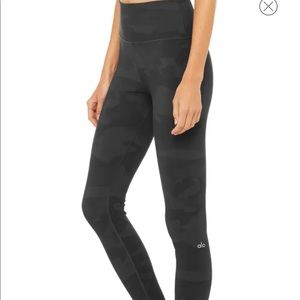 NWOT Alo Yoga Vapor Leggings in Hunter Green Camo
